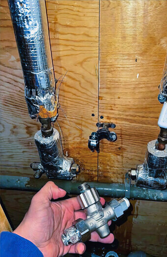 https://plumberellenbrook.com.au/uploads/2025/06/emergency-plumbing-358284.jpg